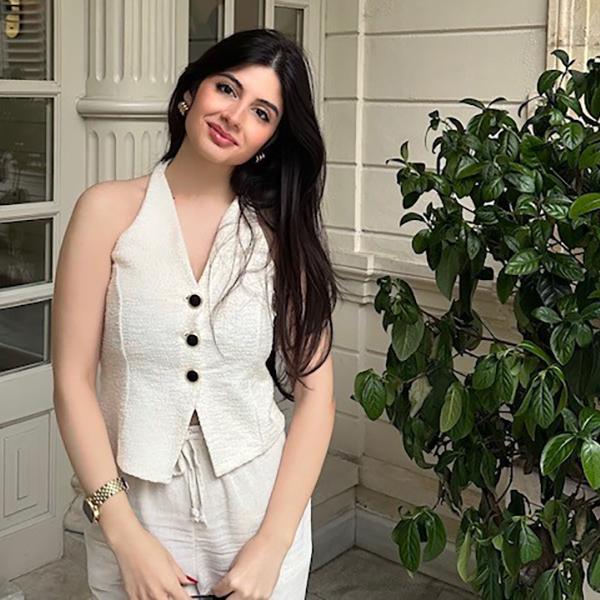 Azra Toprakçı 
